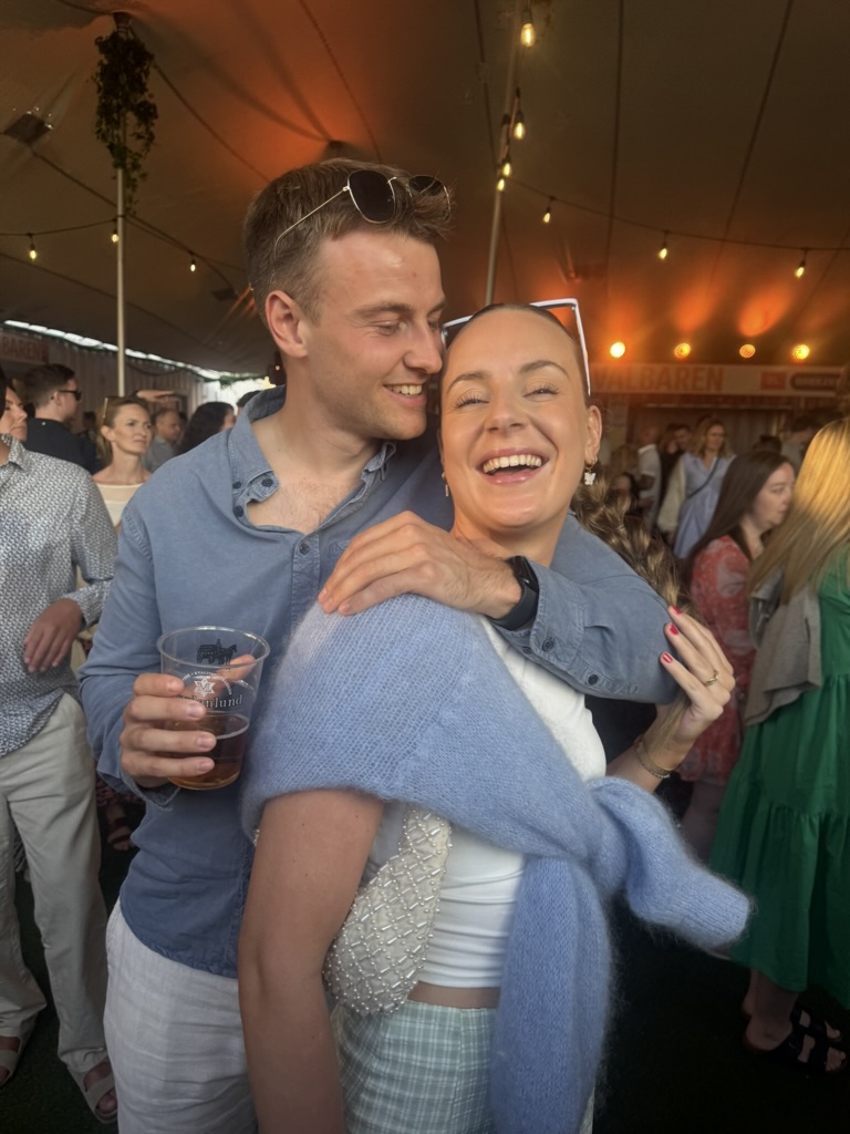 Jenny og Mats i festlig lag under telt på sommerstid